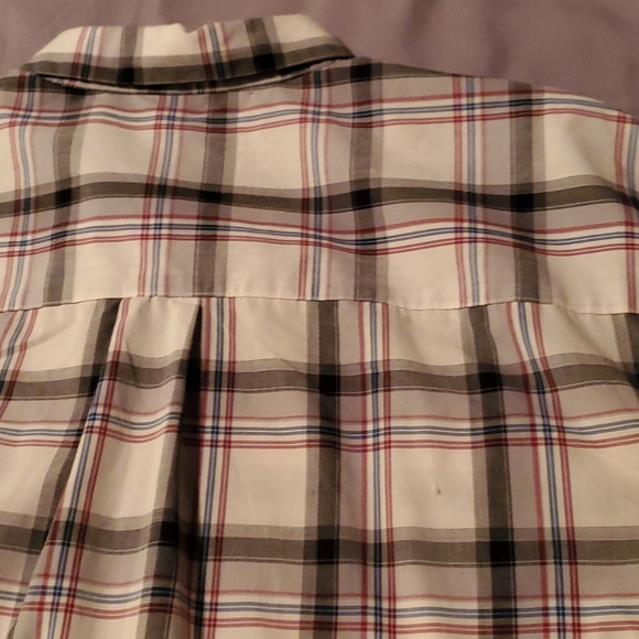 Van Heusen button-down summertime shirt. - Picture 4 of 4